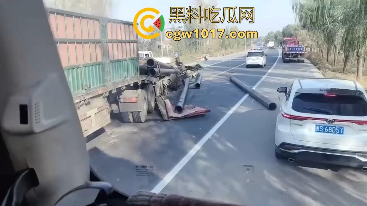 聊城高唐固河段发生重大车祸,大卡车拉钢管,一个急刹驾驶室都没了,好恐怖啊,不知道人有事没!