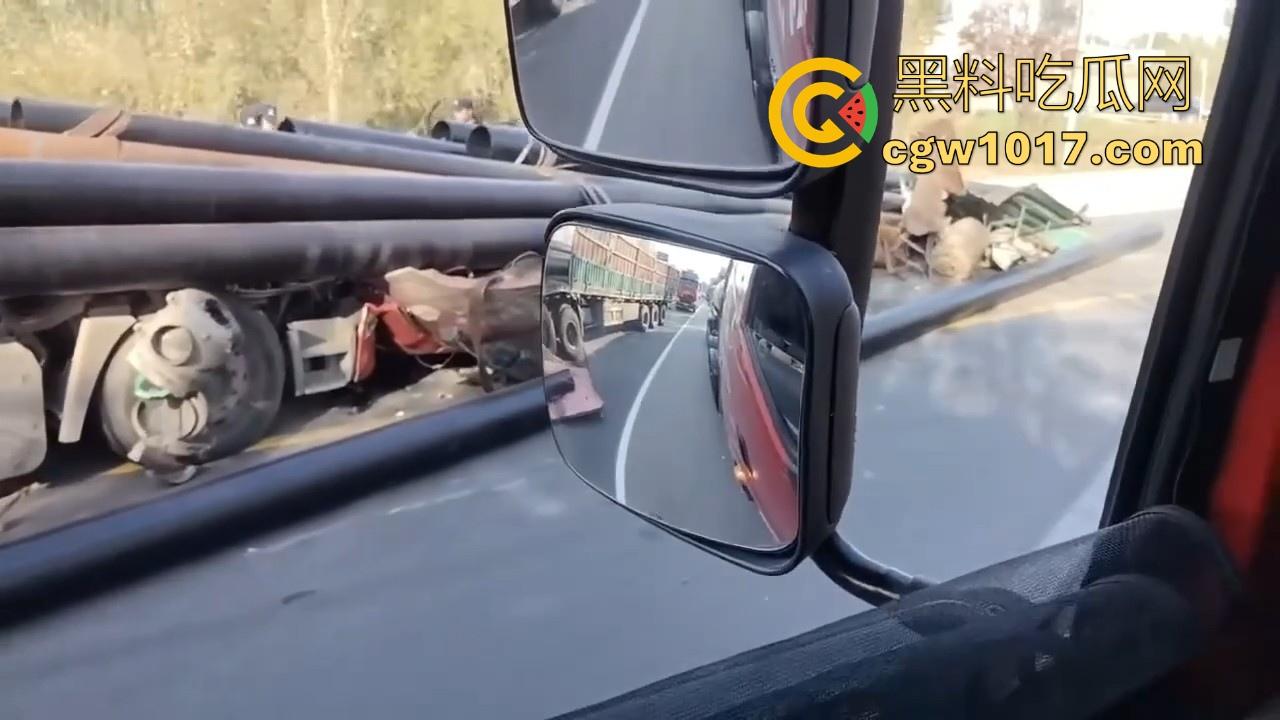 聊城高唐固河段发生重大车祸,大卡车拉钢管,一个急刹驾驶室都没了,好恐怖啊,不知道人有事没!