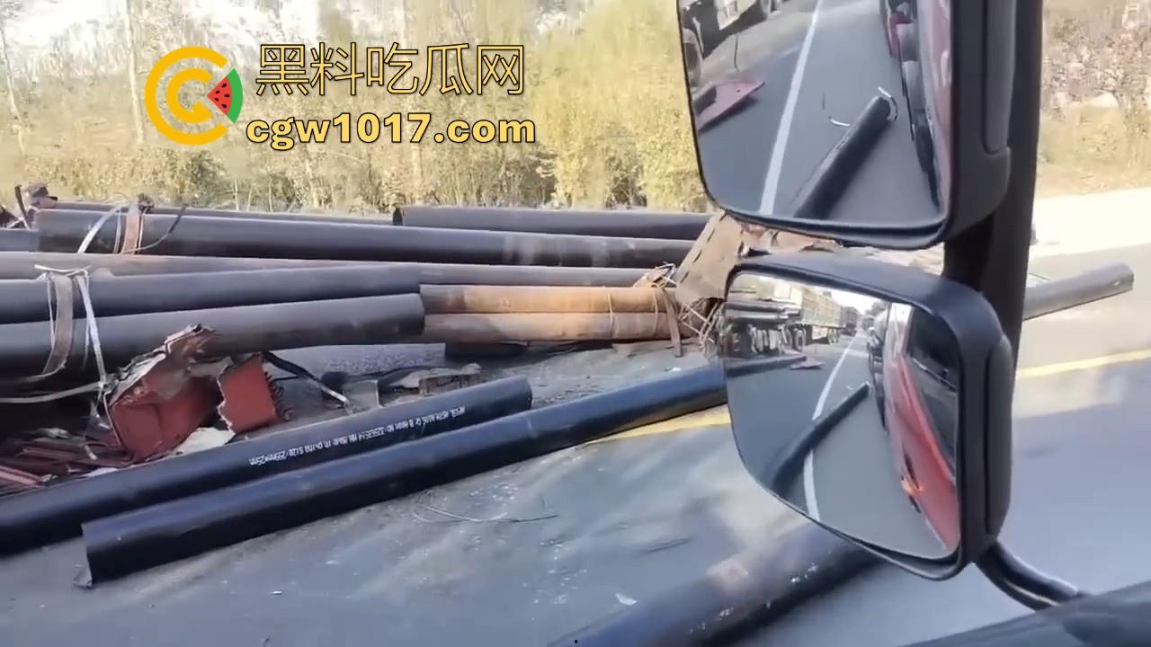 聊城高唐固河段发生重大车祸,大卡车拉钢管,一个急刹驾驶室都没了,好恐怖啊,不知道人有事没!