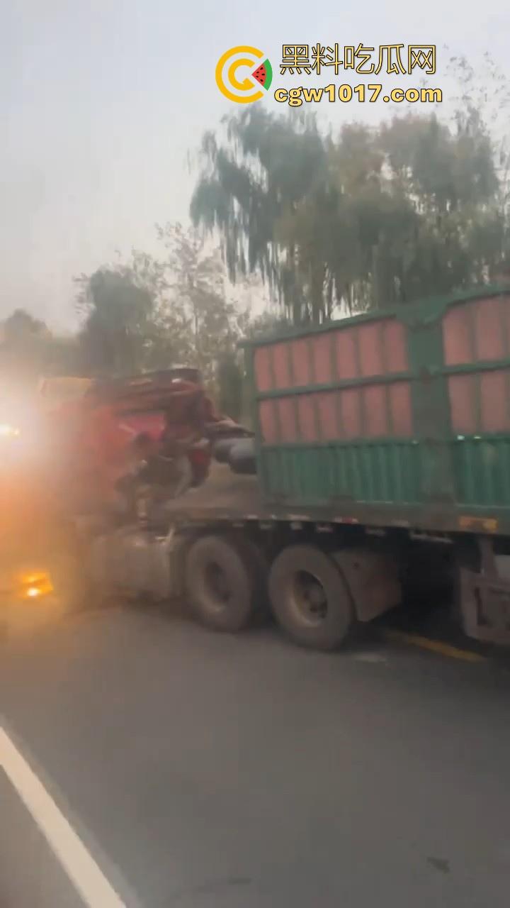 聊城高唐固河段发生重大车祸,大卡车拉钢管,一个急刹驾驶室都没了,好恐怖啊,不知道人有事没!