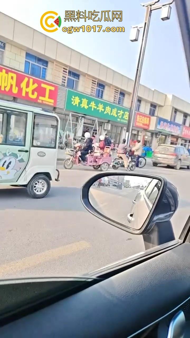 聊城高唐固河段发生重大车祸,大卡车拉钢管,一个急刹驾驶室都没了,好恐怖啊,不知道人有事没!