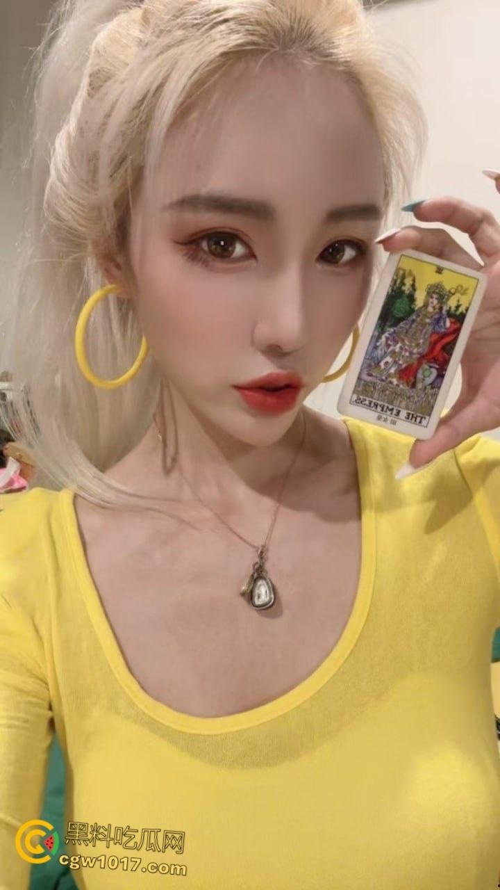 抖音网红主播【梦楠】,曾龙珠直播的人气主播,私密1对1视频泄露,化身撩人尤物全裸自慰,诱惑力爆表!