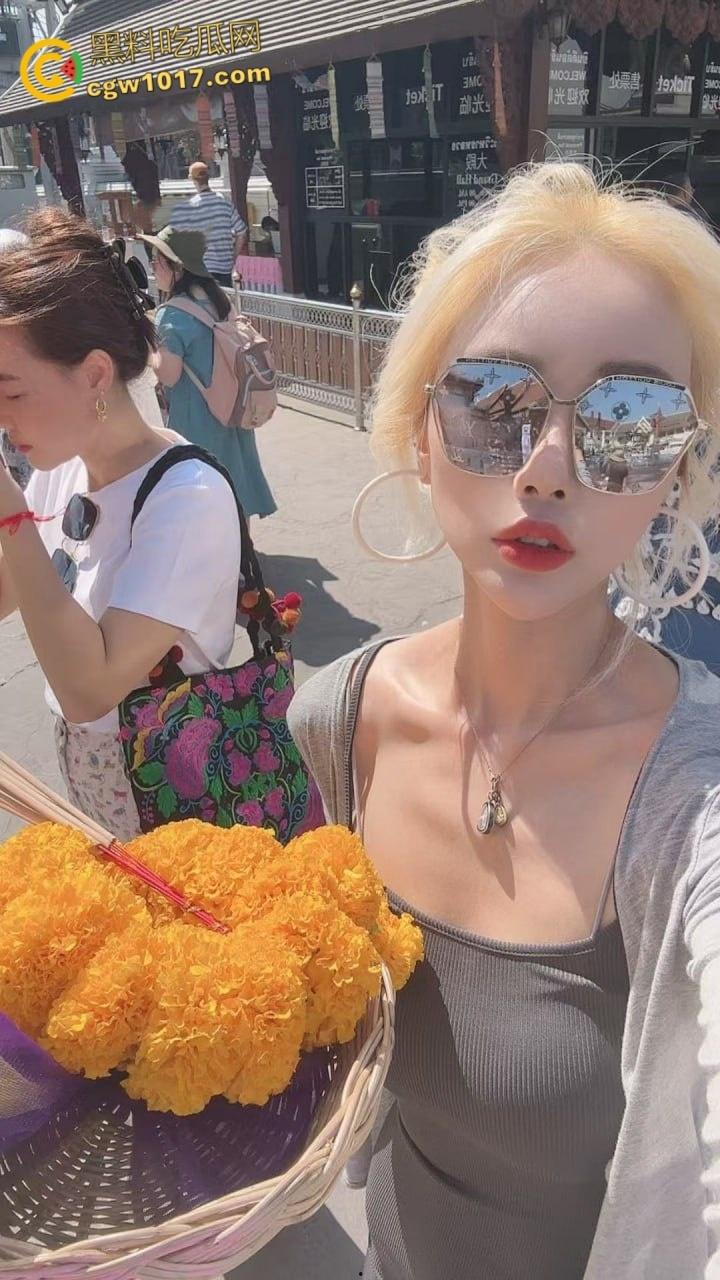 抖音网红主播【梦楠】,曾龙珠直播的人气主播,私密1对1视频泄露,化身撩人尤物全裸自慰,诱惑力爆表!