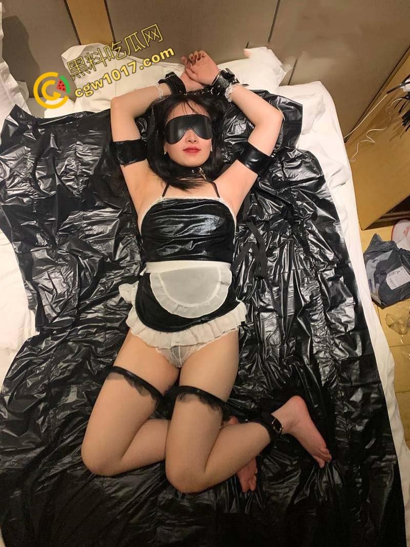 北京国企员工【邓佳佳】分手后被曝：清纯眼镜婊被前男友各种调教，粉嫩小穴被无套内射，床上淫态尽显！