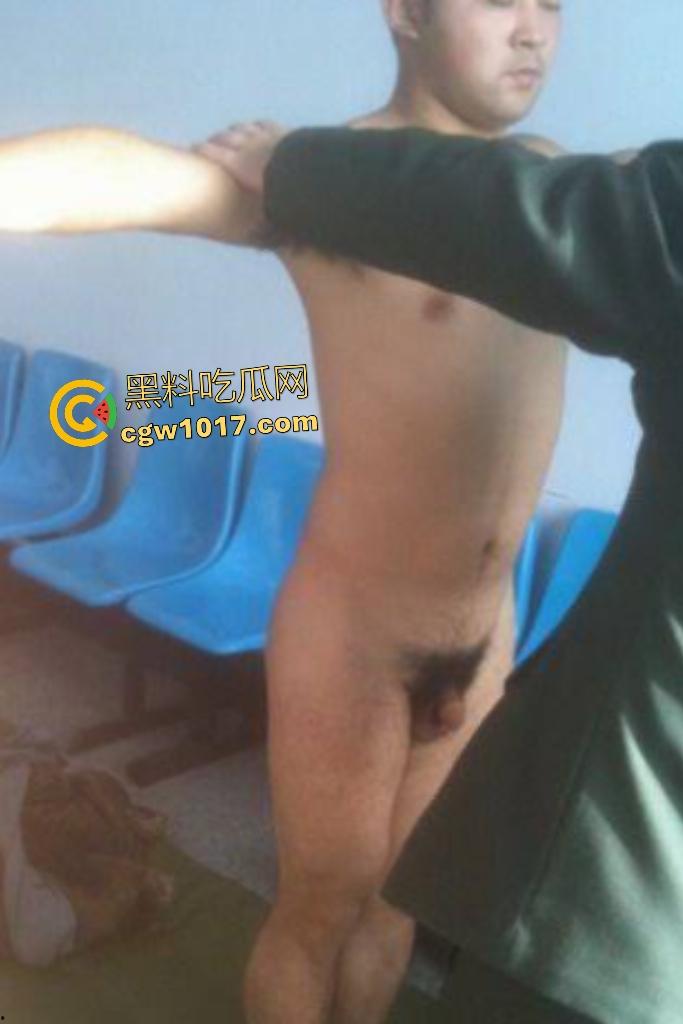 大学征兵体检,体检官直捅肛门,狐臭汗味成催情香水,体检官闻到都硬了,估计体检官是个gay吧!