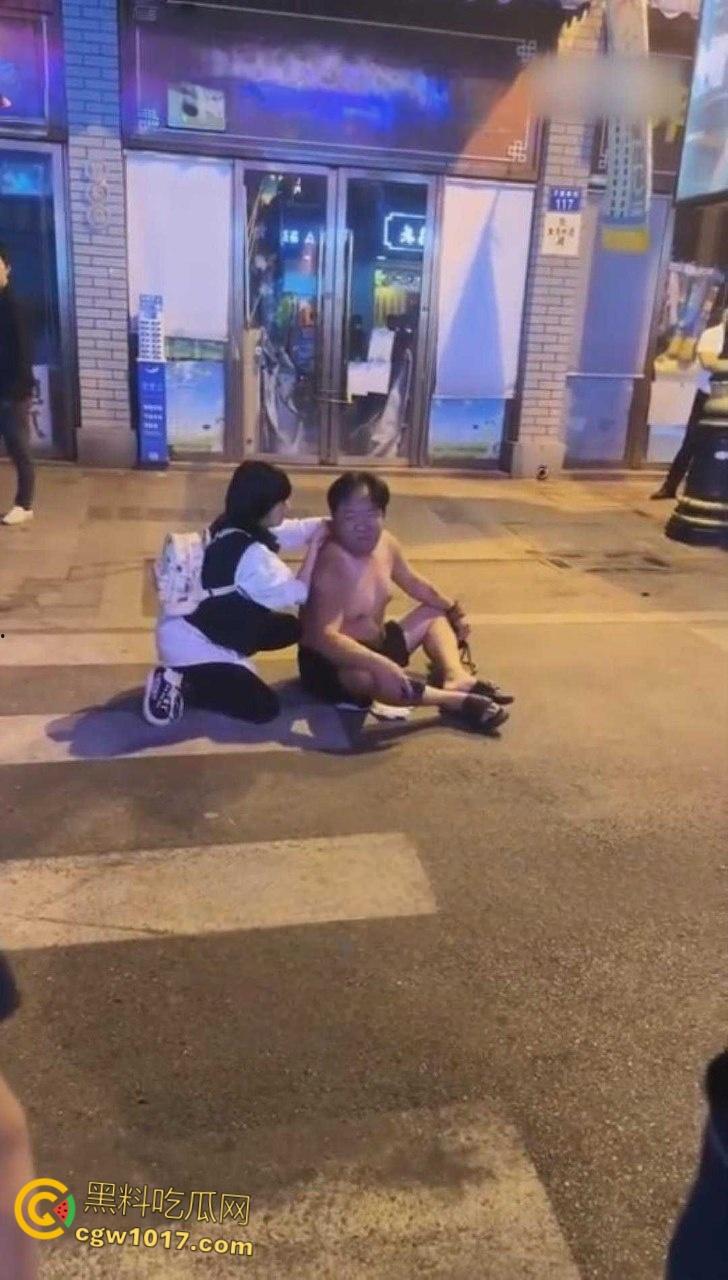 浙江金华万盛南街,油腻大叔被小仙女制服还扒掉衣服,还告知警察自己被猥亵,网友纷纷讨论是女的诬陷大哥 !