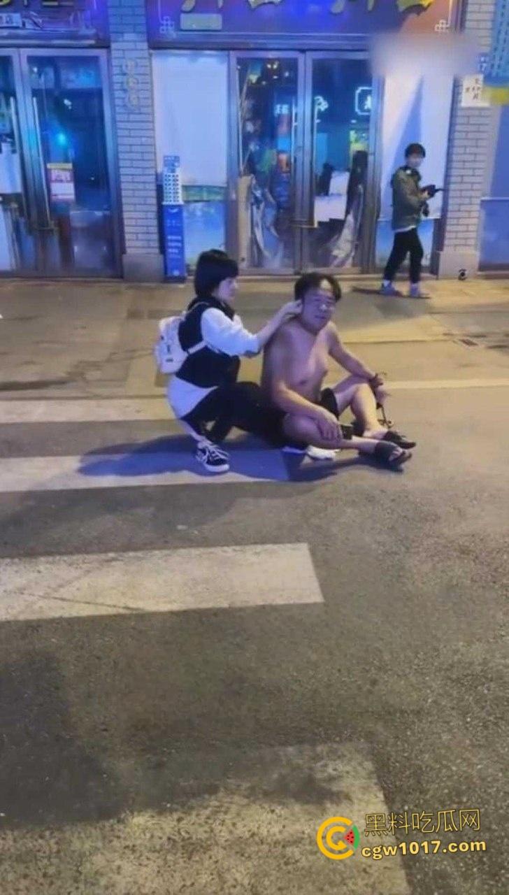 浙江金华万盛南街,油腻大叔被小仙女制服还扒掉衣服,还告知警察自己被猥亵,网友纷纷讨论是女的诬陷大哥 !