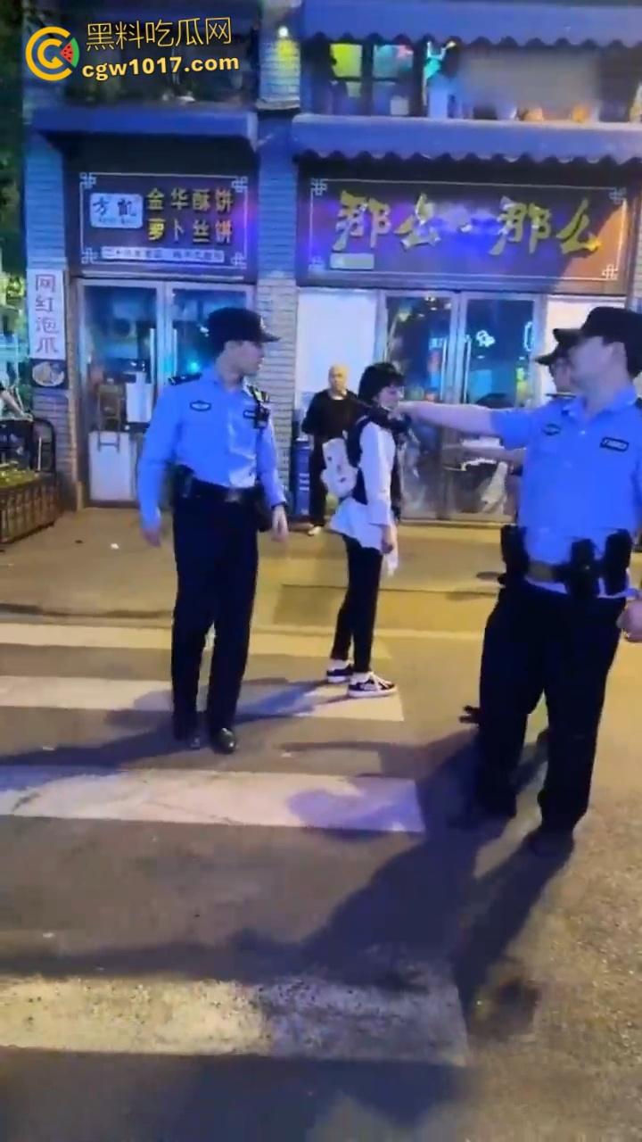 浙江金华万盛南街,油腻大叔被小仙女制服还扒掉衣服,还告知警察自己被猥亵,网友纷纷讨论是女的诬陷大哥 !