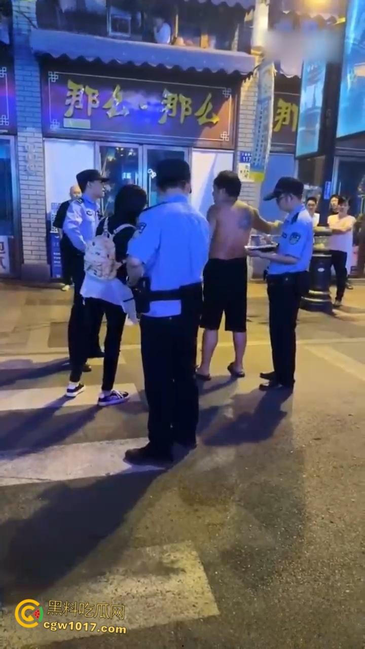浙江金华万盛南街,油腻大叔被小仙女制服还扒掉衣服,还告知警察自己被猥亵,网友纷纷讨论是女的诬陷大哥 !