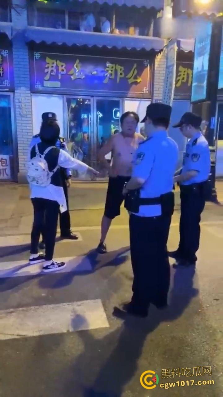 浙江金华万盛南街,油腻大叔被小仙女制服还扒掉衣服,还告知警察自己被猥亵,网友纷纷讨论是女的诬陷大哥 !