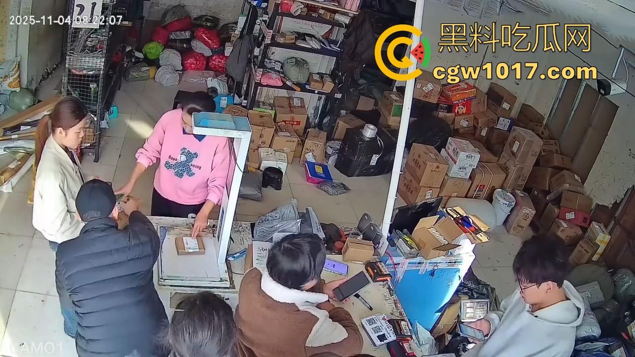 菜鸟驿站遭发疯女上门滋事,怒砸打骂,现场发疯耍赖,警察上门及时带走,经济下行妖魔鬼怪都出来了!