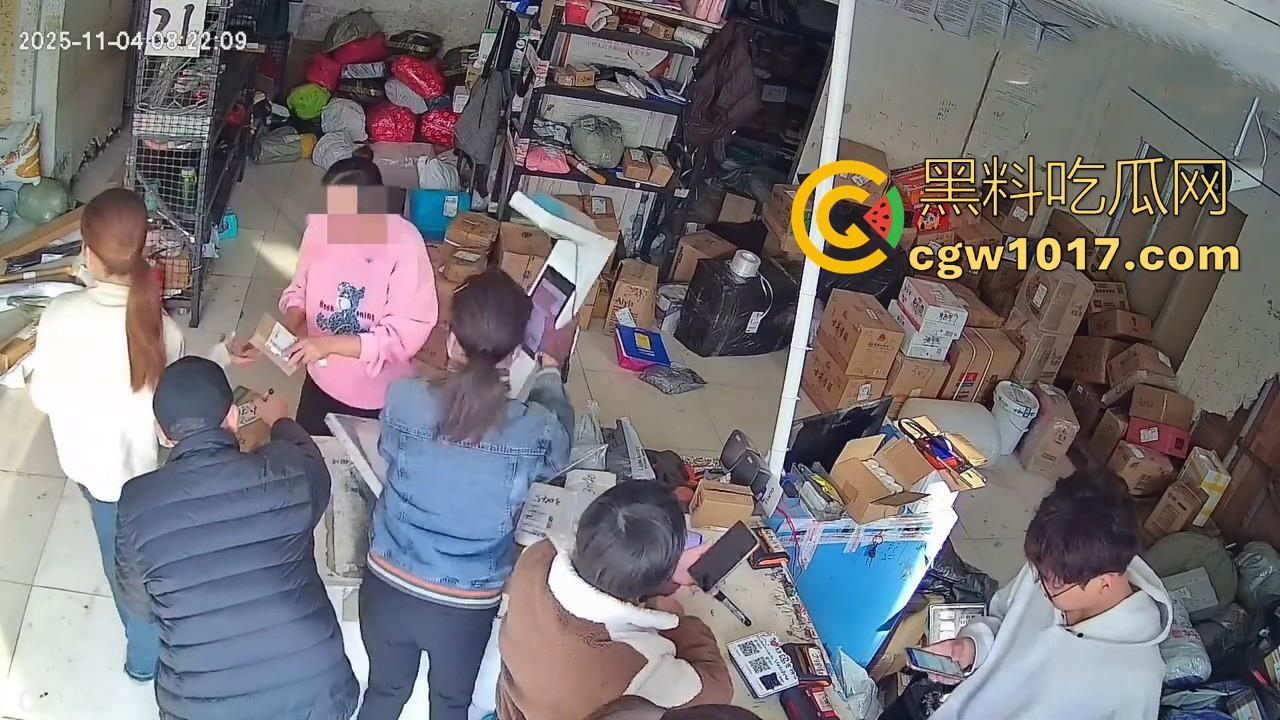 菜鸟驿站遭发疯女上门滋事,怒砸打骂,现场发疯耍赖,警察上门及时带走,经济下行妖魔鬼怪都出来了!