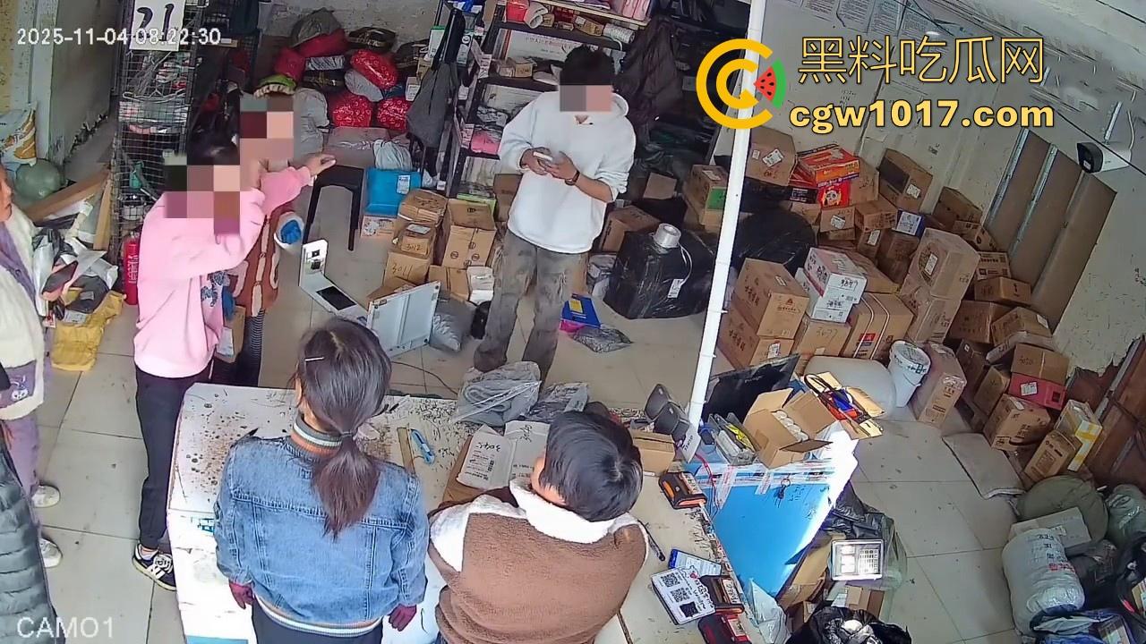 菜鸟驿站遭发疯女上门滋事,怒砸打骂,现场发疯耍赖,警察上门及时带走,经济下行妖魔鬼怪都出来了!