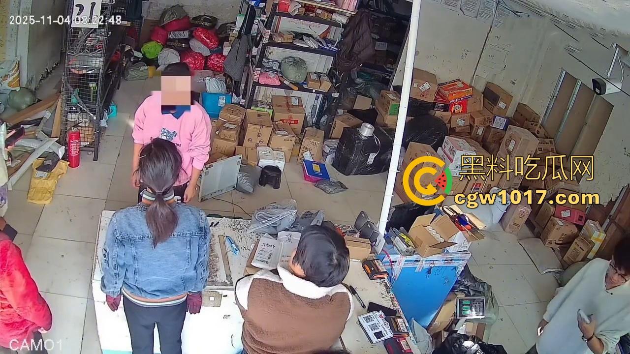 菜鸟驿站遭发疯女上门滋事,怒砸打骂,现场发疯耍赖,警察上门及时带走,经济下行妖魔鬼怪都出来了!