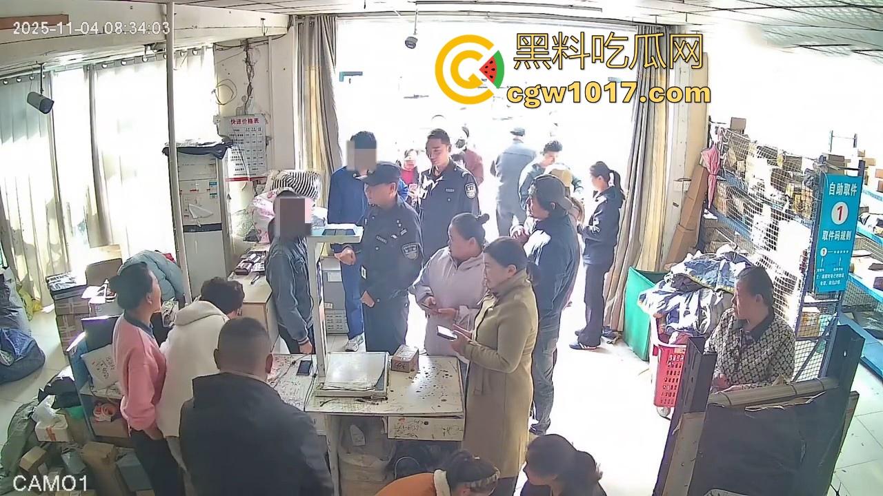 菜鸟驿站遭发疯女上门滋事,怒砸打骂,现场发疯耍赖,警察上门及时带走,经济下行妖魔鬼怪都出来了!
