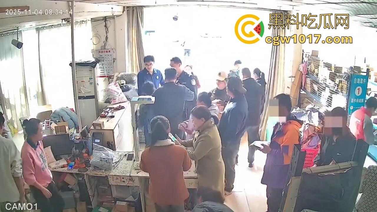 菜鸟驿站遭发疯女上门滋事,怒砸打骂,现场发疯耍赖,警察上门及时带走,经济下行妖魔鬼怪都出来了!