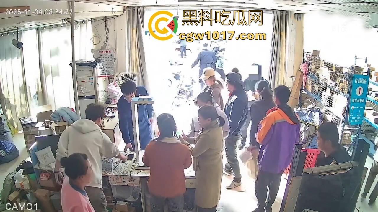 菜鸟驿站遭发疯女上门滋事,怒砸打骂,现场发疯耍赖,警察上门及时带走,经济下行妖魔鬼怪都出来了!