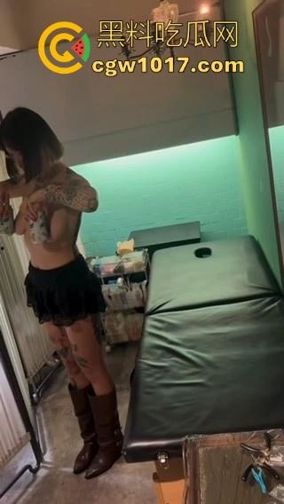 帮极品御姐穿个奶钉,穿完觉得手艺不错奖励纹身师骑乘一晚,全自动上位,果然搞这东西的都很反差很骚!