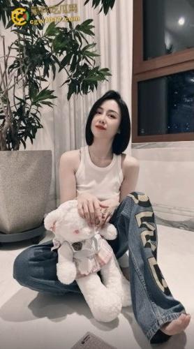 深夜钻到大姐被窝,把姐姐摸无奈了,半推半就把姐姐白浆操了出来,想拒绝这段乱伦史又无法抗拒 !