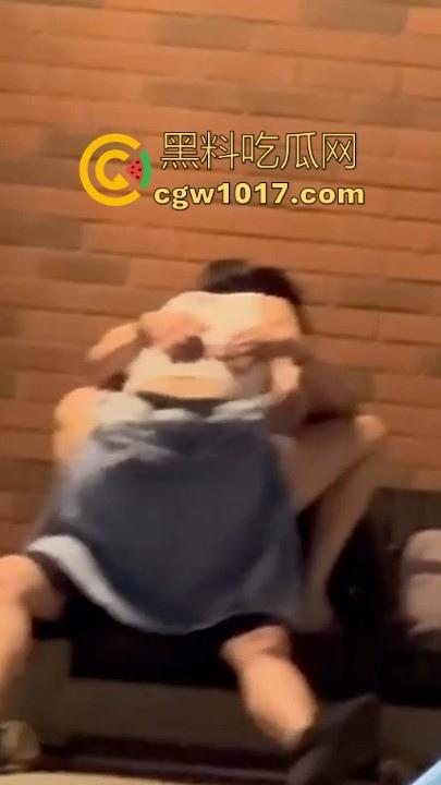 高颜值情侣深夜路边长椅做爱!女方毛巾遮挡跨坐骑乘,丝毫不在意他人眼光,面对偷拍继续摆动取精!