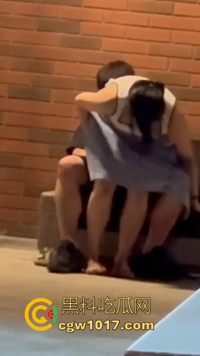 高颜值情侣深夜路边长椅做爱!女方毛巾遮挡跨坐骑乘,丝毫不在意他人眼光,面对偷拍继续摆动取精!