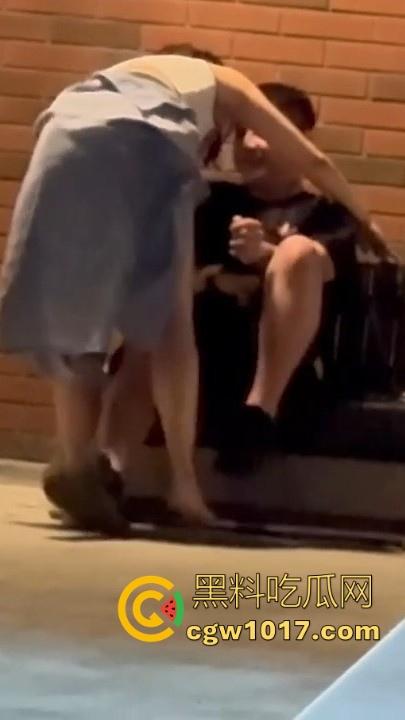 高颜值情侣深夜路边长椅做爱!女方毛巾遮挡跨坐骑乘,丝毫不在意他人眼光,面对偷拍继续摆动取精!