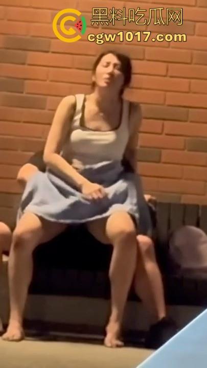 高颜值情侣深夜路边长椅做爱!女方毛巾遮挡跨坐骑乘,丝毫不在意他人眼光,面对偷拍继续摆动取精!