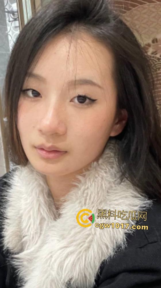 北京大学【王凌凌】,从没尝过18厘米巨屌,躺吃深喉享受,被男友掐脖猛草内射,素吃腻了来点肉也不错!