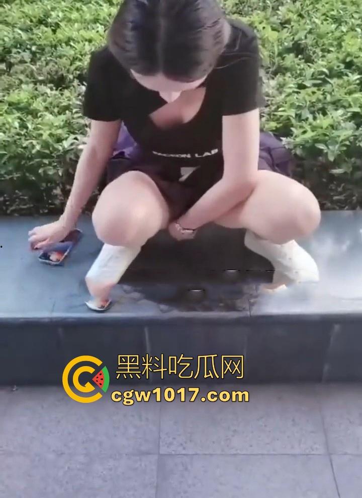 调教骚逼炮友!带着跳蛋逛街,当众强制高潮,大胆户外露出,玩的就是刺激玩的就是心跳,好刺激好喜欢!