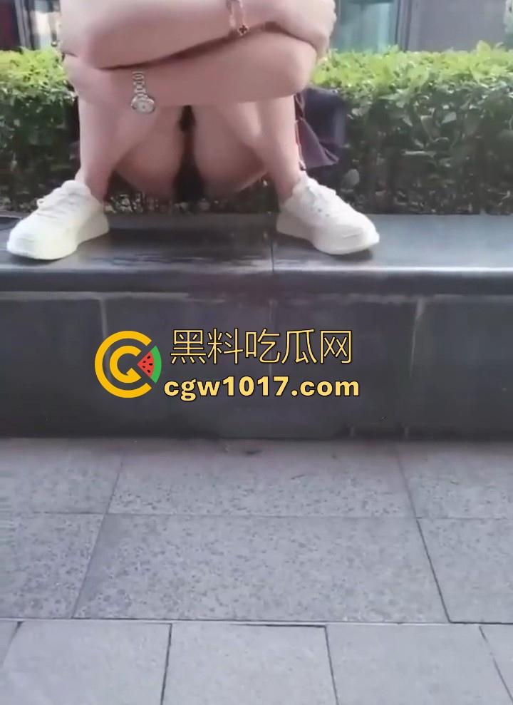 调教骚逼炮友!带着跳蛋逛街,当众强制高潮,大胆户外露出,玩的就是刺激玩的就是心跳,好刺激好喜欢!