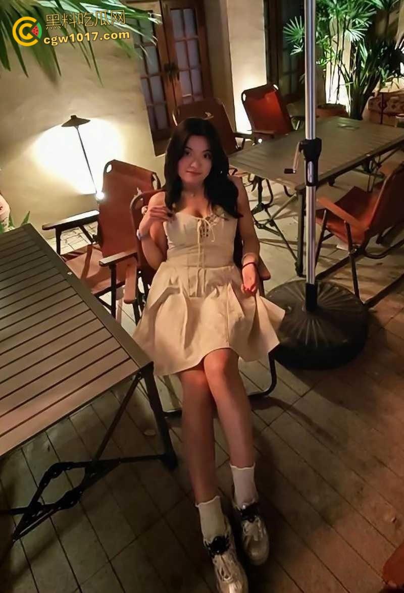 青岛巨乳良妻【许清栀】,圣诞制服装扮情趣猫耳,与情夫偷情约炮,吊带美乳女上骑乘,自拍露脸骚态尽显!