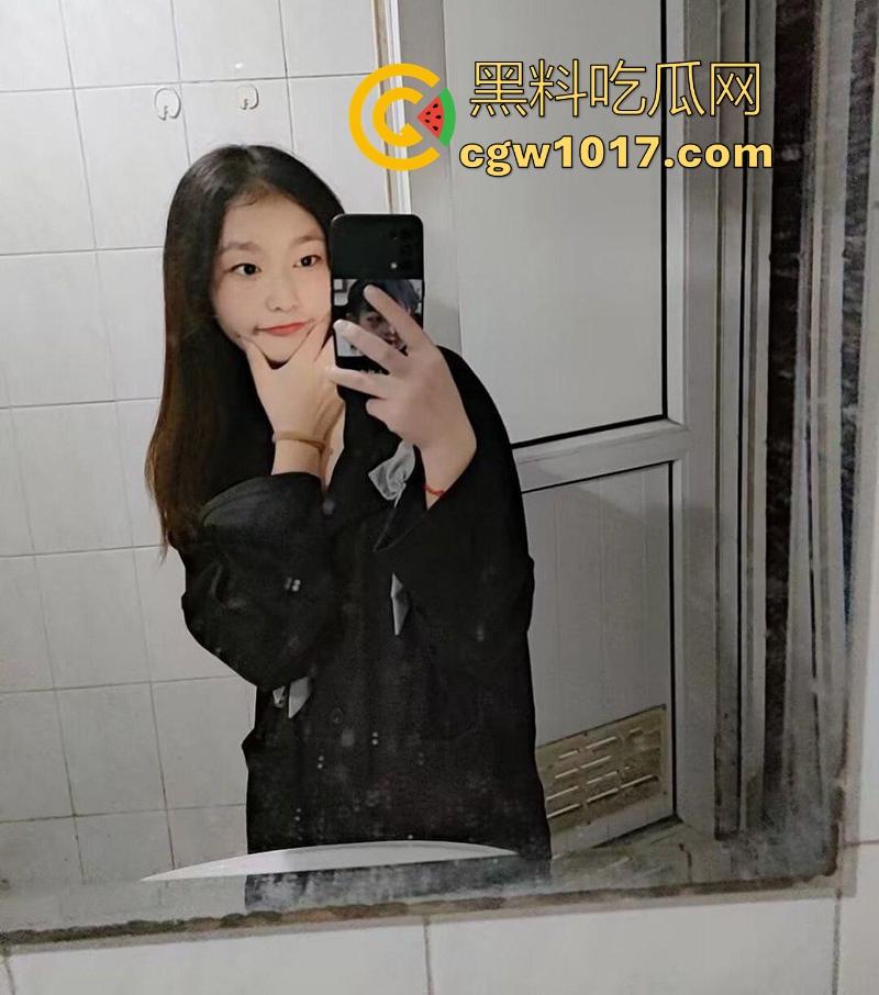 湘潭大学清纯反差学妹【林玮君】跟男友做爱视频曝光，纤指探粉嫩骚穴，雪臀高翘后入猛插，从嫩妹到炮架的转变！