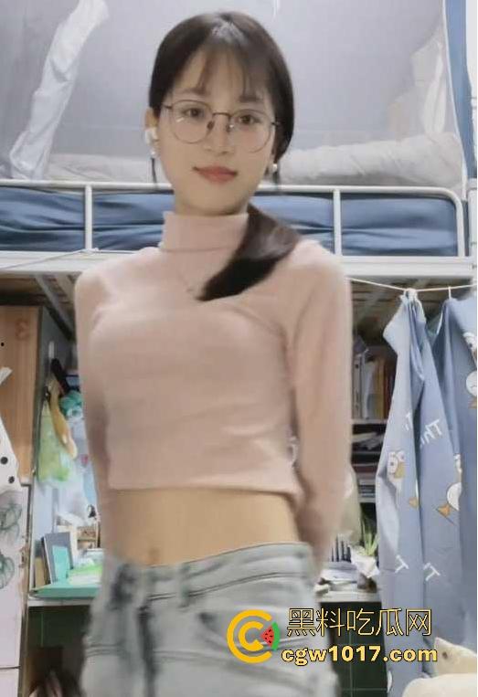 广州大学眼镜反差班长【林美艺】无法想象这么清纯的脸庞竟是母狗魅魔，专属母狗纹身，无套猛插真诱人！