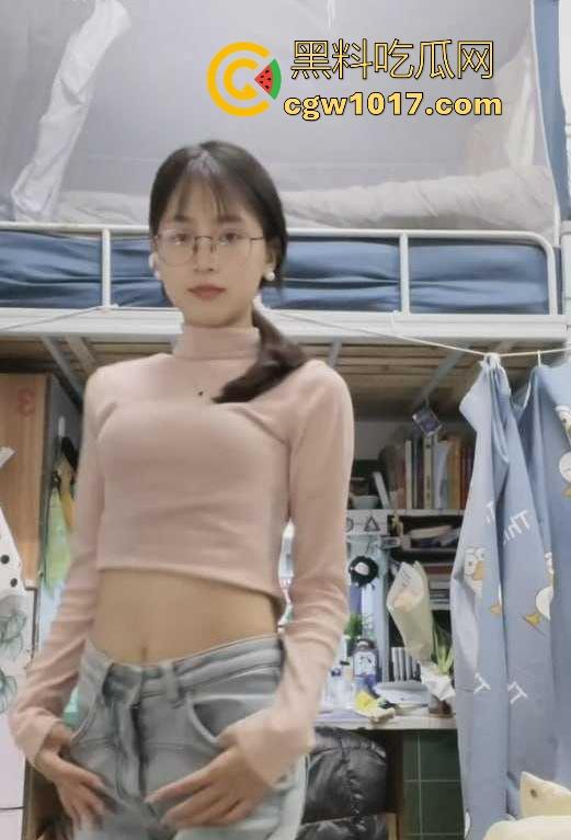 广州大学眼镜反差班长【林美艺】无法想象这么清纯的脸庞竟是母狗魅魔,专属母狗纹身,无套猛插真诱人!