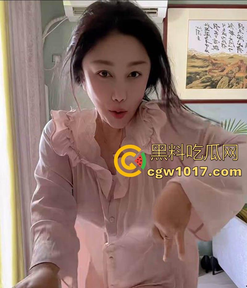 快手熟女网红【吴老二】金主一对一视频曝光,微胖巨乳母狗在线发骚,勾魂自慰诱惑,被金主无情内射!
