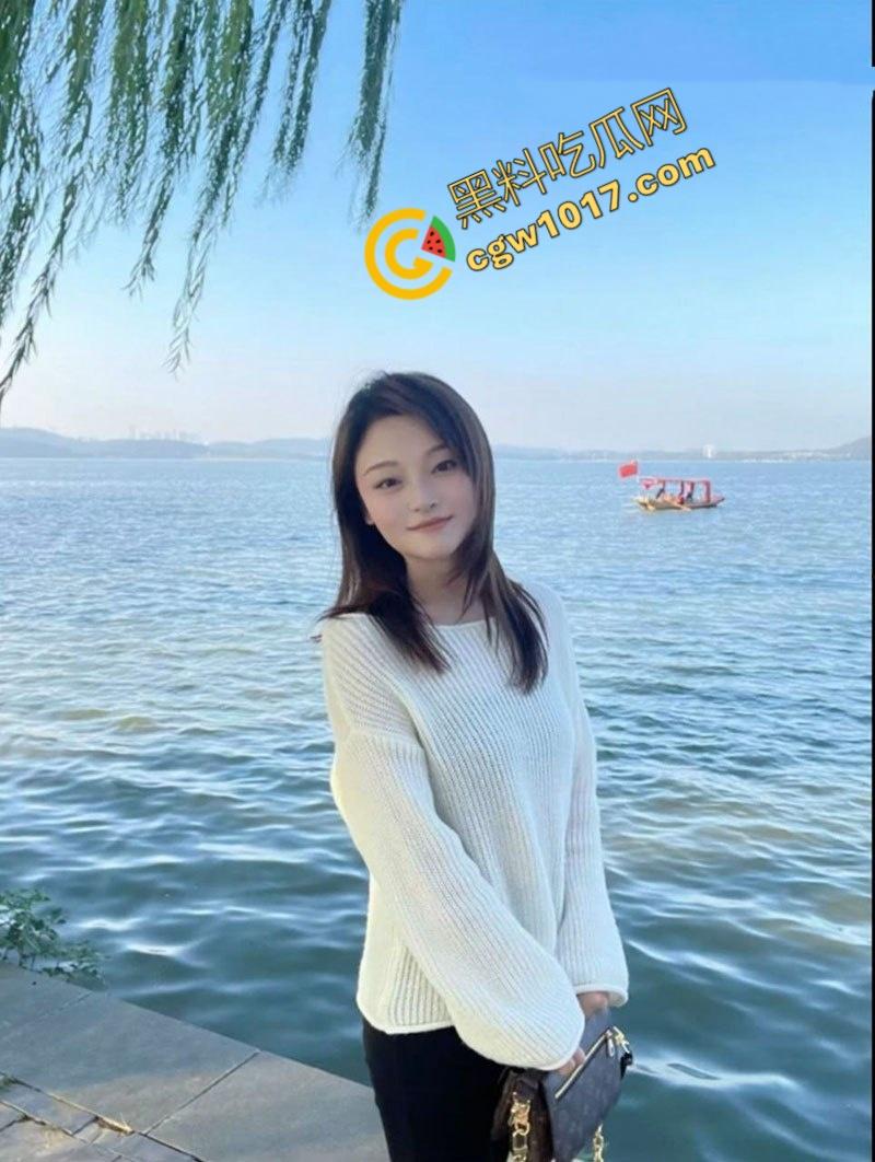 湖北恩施已婚美艳药剂师【丁在春】偷情视频曝光:酒店激情四射,调教母狗淫乱满屋,狼吞巨根勾人欲欢!