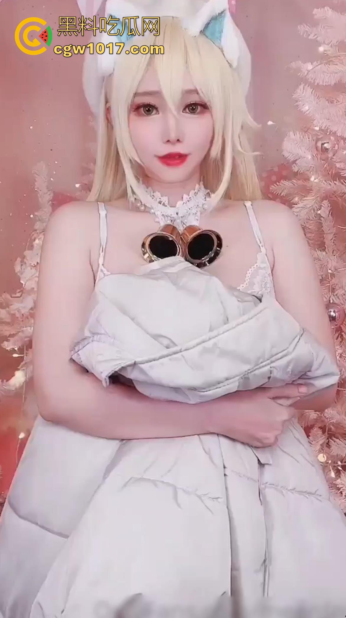 海外巨乳反差福利姬【Meenfox】大胆性感COS卢比,萝莉裙半敞露雪白深沟,道具轻刮粉鲍边缘,硬到爆的诱惑!