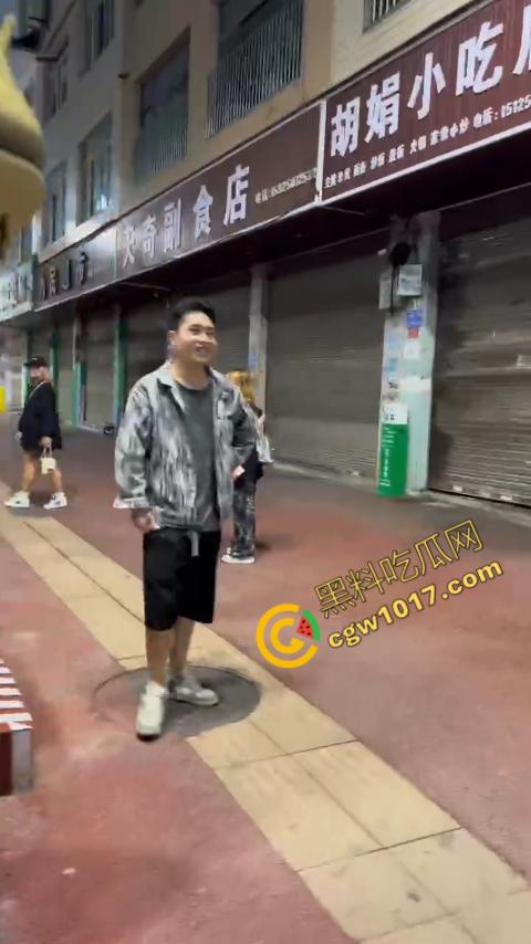 精神小伙街头血战，手起刀落、血洒狂风，勇敢如电影英雄，但残酷如恶魔猛兽，惹不起的狂野疯子！