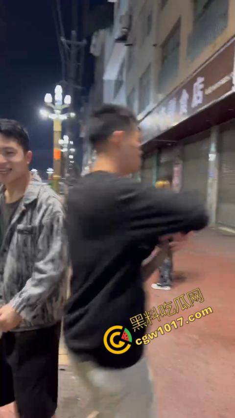 精神小伙街头血战，手起刀落、血洒狂风，勇敢如电影英雄，但残酷如恶魔猛兽，惹不起的狂野疯子！