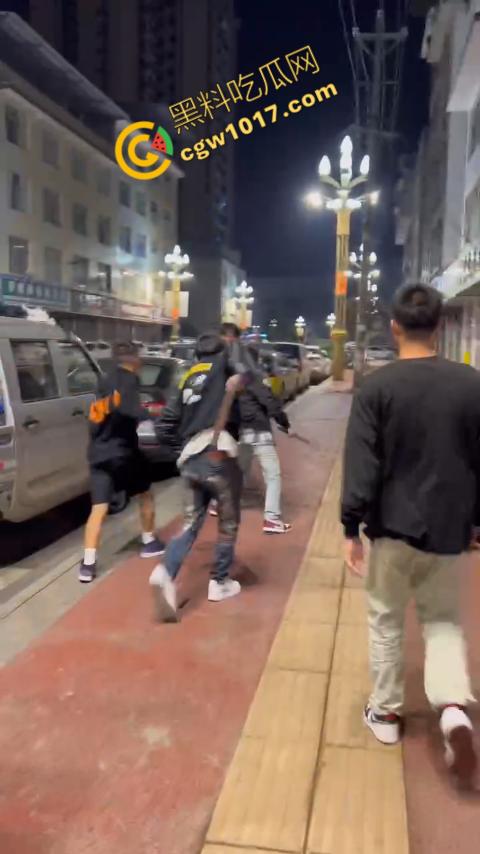 精神小伙街头血战，手起刀落、血洒狂风，勇敢如电影英雄，但残酷如恶魔猛兽，惹不起的狂野疯子！