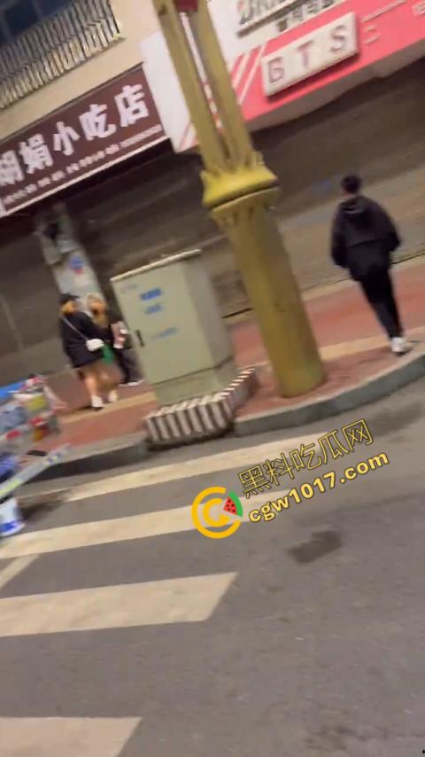 精神小伙街头血战,手起刀落、血洒狂风,勇敢如电影英雄,但残酷如恶魔猛兽,惹不起的狂野疯子!