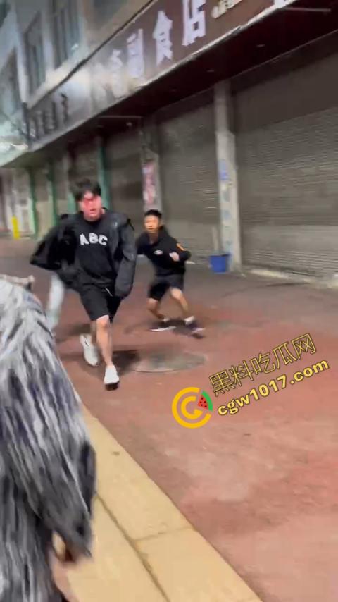 精神小伙街头血战，手起刀落、血洒狂风，勇敢如电影英雄，但残酷如恶魔猛兽，惹不起的狂野疯子！