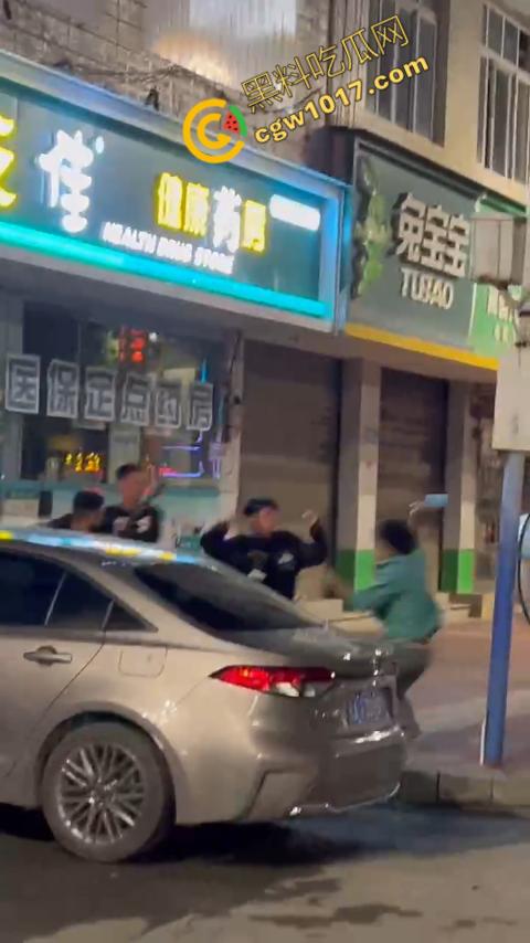 精神小伙街头血战，手起刀落、血洒狂风，勇敢如电影英雄，但残酷如恶魔猛兽，惹不起的狂野疯子！