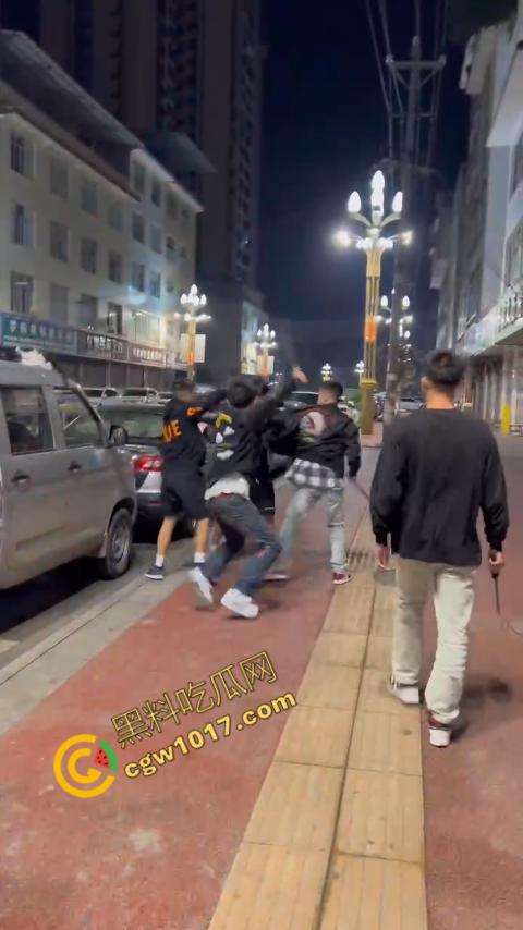 精神小伙街头血战,手起刀落、血洒狂风,勇敢如电影英雄,但残酷如恶魔猛兽,惹不起的狂野疯子!