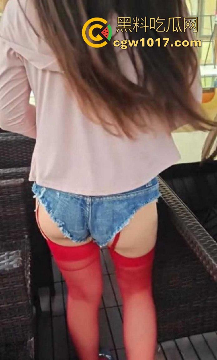 把风骚小嫂子调教成小母狗,出门吊带红丝配上齐逼小短裤,刺激户外露出,无套猛插内射,精液塞满整个淫穴!