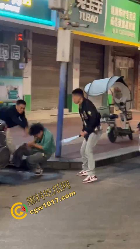 精神小伙街头血战,手起刀落、血洒狂风,勇敢如电影英雄,但残酷如恶魔猛兽,惹不起的狂野疯子!