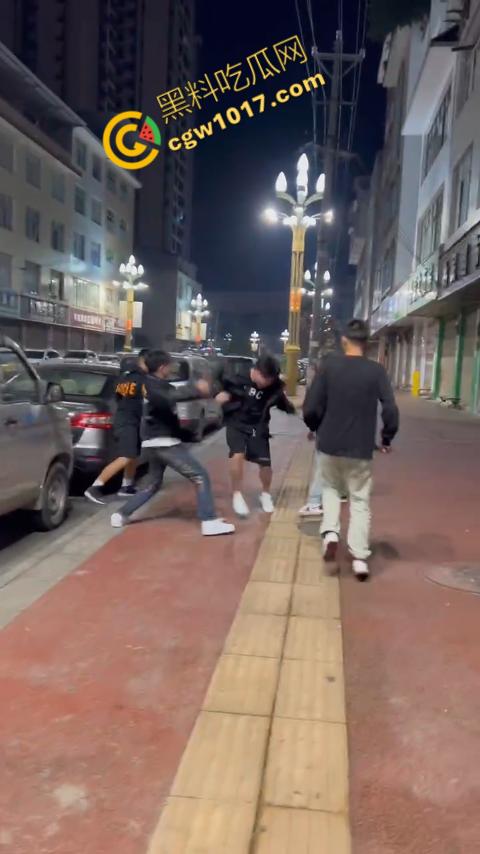 精神小伙街头血战，手起刀落、血洒狂风，勇敢如电影英雄，但残酷如恶魔猛兽，惹不起的狂野疯子！