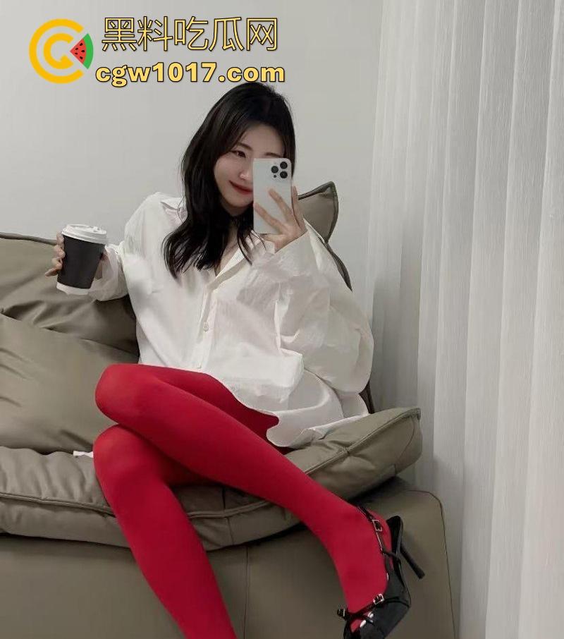 把风骚小嫂子调教成小母狗,出门吊带红丝配上齐逼小短裤,刺激户外露出,无套猛插内射,精液塞满整个淫穴!