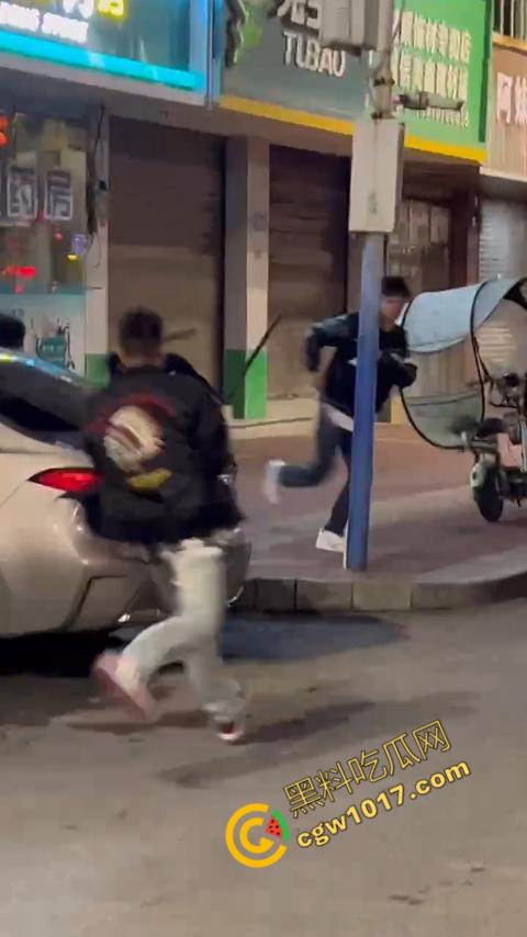 精神小伙街头血战，手起刀落、血洒狂风，勇敢如电影英雄，但残酷如恶魔猛兽，惹不起的狂野疯子！