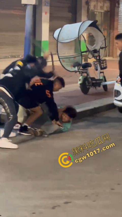 精神小伙街头血战，手起刀落、血洒狂风，勇敢如电影英雄，但残酷如恶魔猛兽，惹不起的狂野疯子！